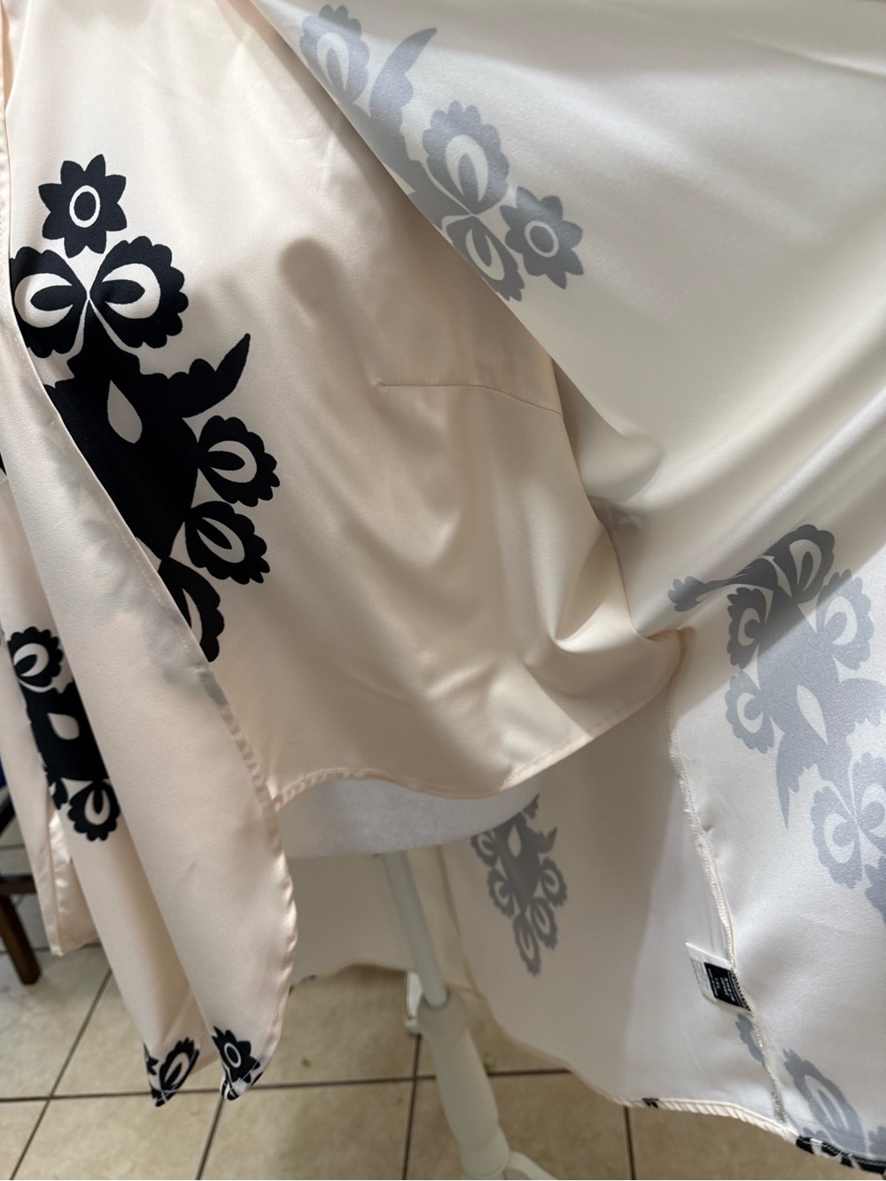 Ivory and Black Floral Embroidered Women’s Kimono Top Size 1XL - Picture 5 of 12
